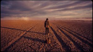 Personne seule dans un paysage fissuré symbolisant le monde brisé par le péché