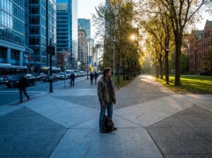 Personne réfléchissant à un choix de vie à une intersection